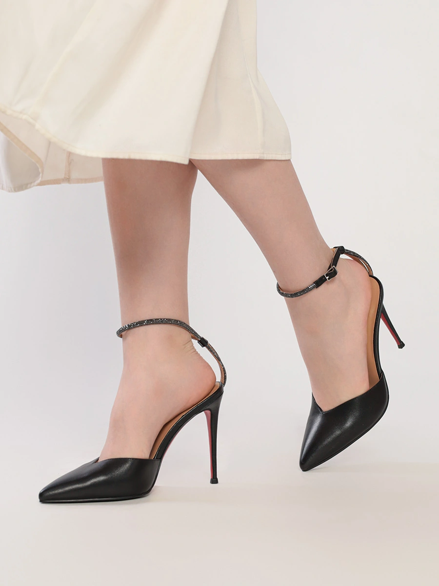 Туфли черного цвета со стразами на высоком каблуке